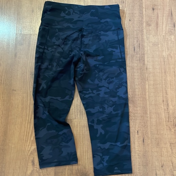 Dragon Fit black camo capri leggings. - Picture 5 of 6